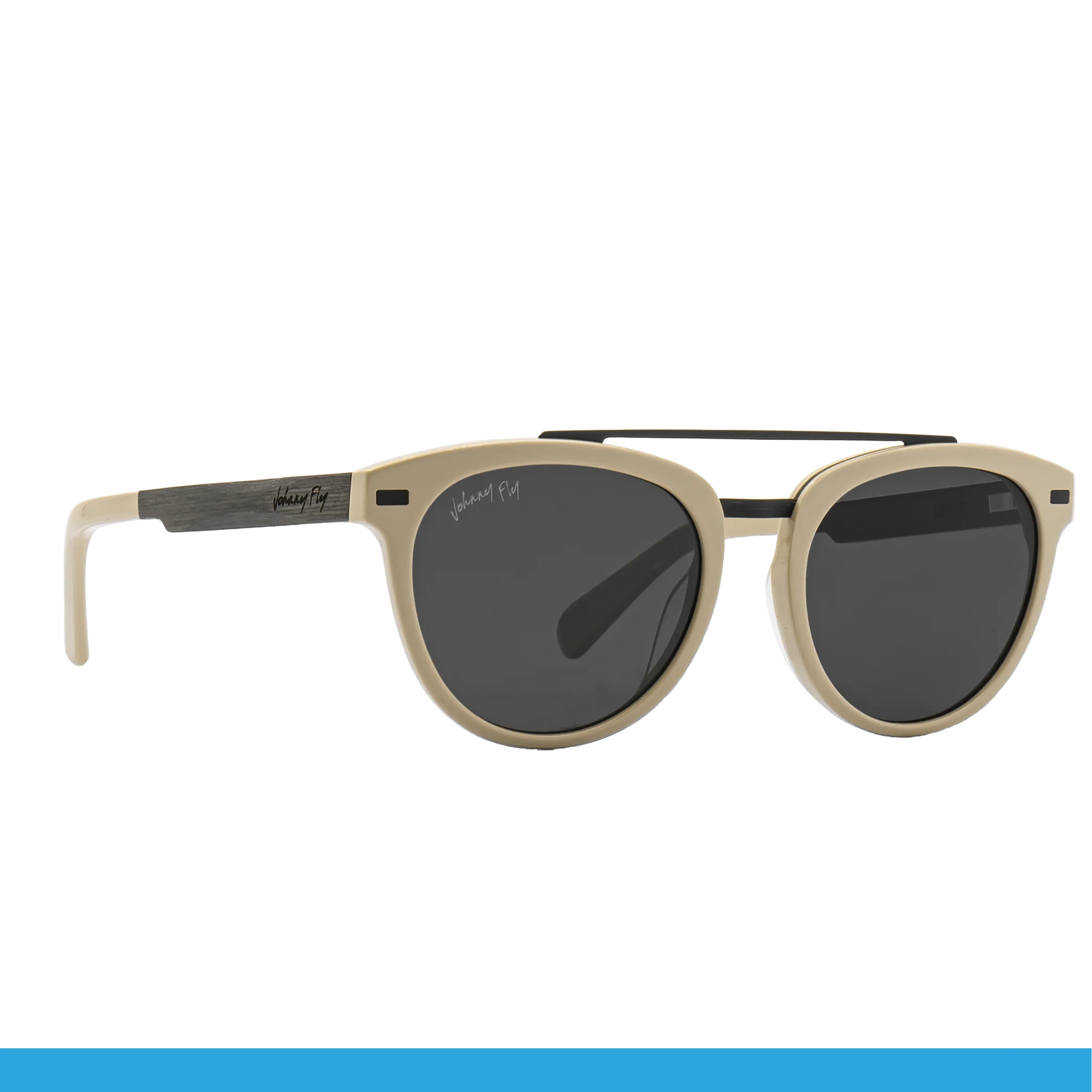 The Captain sunglasses by Johnny Fly boast a chic acetate front in beige and black paired with elegant wooden arms. Featuring round, polarized lenses, these stylish shades seamlessly blend modern design with functionality. The temples highlight a wood texture detail, complemented by a discreet signature on the side.